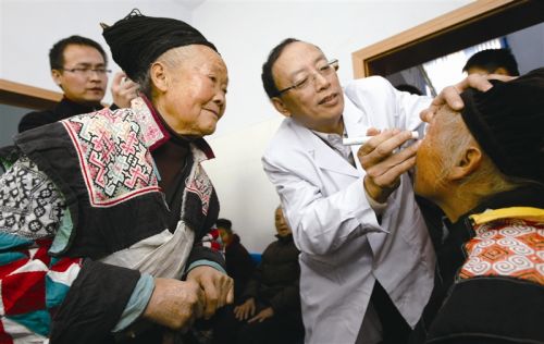 2009年12月21日，“明眸工程”正式启动。温州医学院（现温州医科大学）领航国际王勤美教授在贵州省毕节地区中医院内，为当地的苗族老人做眼科检查。