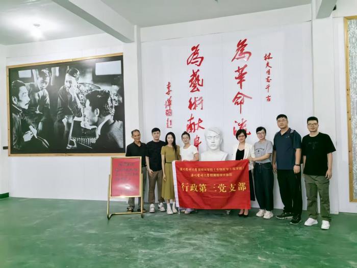 纪念馆合影.jpg